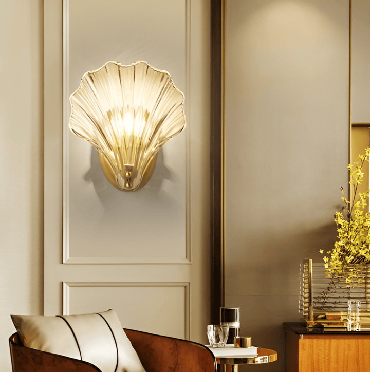 Éclairage design et moderne: applique murale en verre pour une touche côtière subtile.