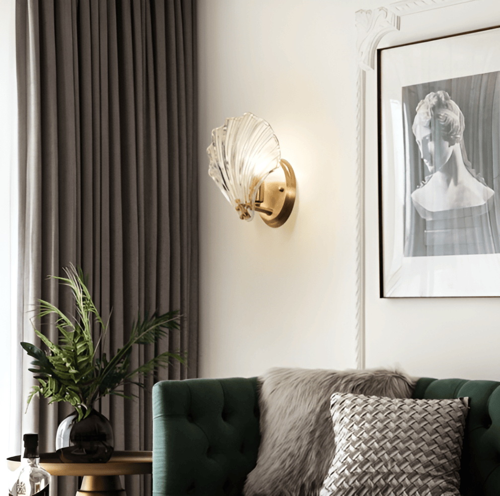 Applique murale élégante en verre clair, design minimaliste pour éclairage intérieur chic.