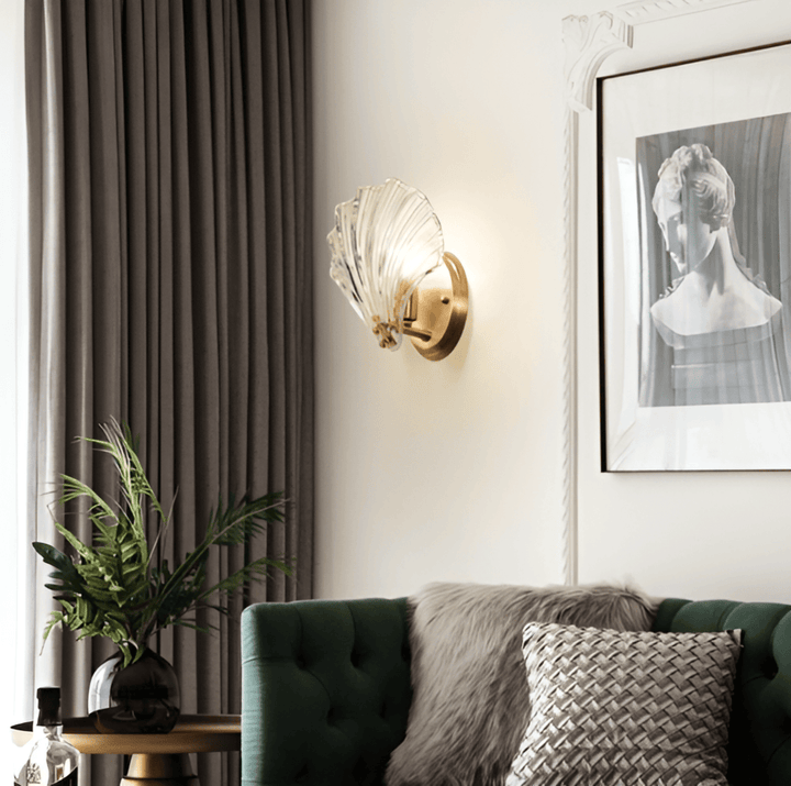 Applique murale élégante en verre clair, design minimaliste pour éclairage intérieur chic.