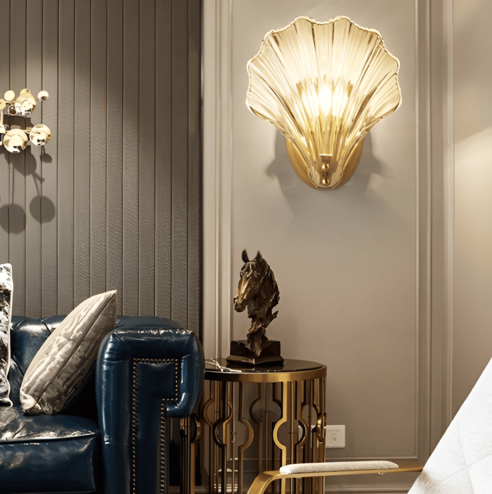 Lampe murale en verre soufflé, style moderne et côtier, parfaite pour un éclairage doux.
