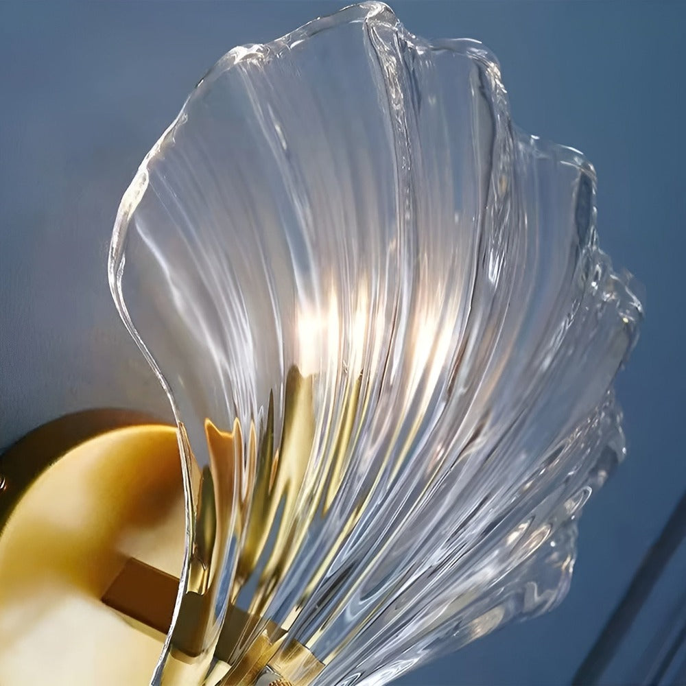 Éclairage design: applique en verre dépoli et laiton, touche minimaliste pour votre décoration.