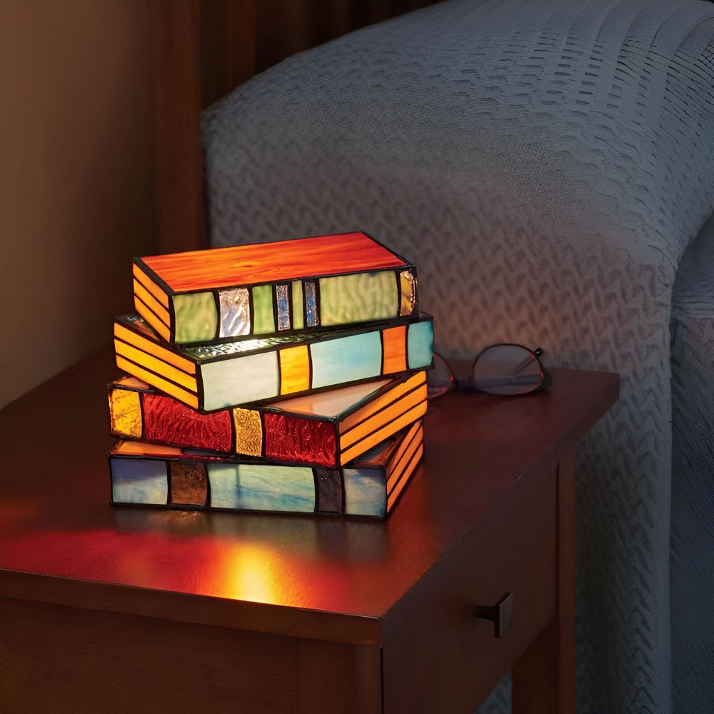 Lampe de table CoziBook vintage en résine pour ambiance chaleureuse et décoration intérieure rétro.
