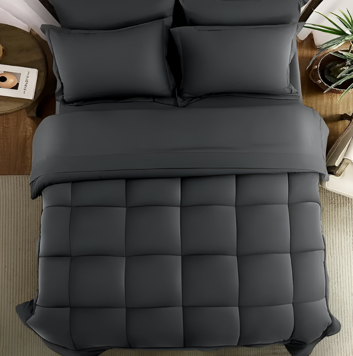 Couette unie en polyester bleu clair, design moderne et simple, idéale pour toute chambre.