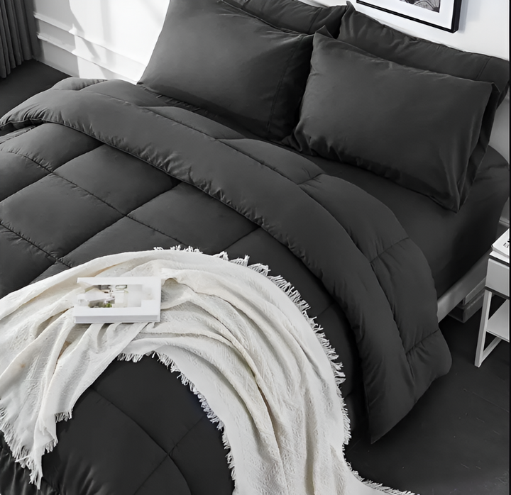 Couette polyester toutes saisons, offrant chaleur et douceur. Entretien facile pour lit double.