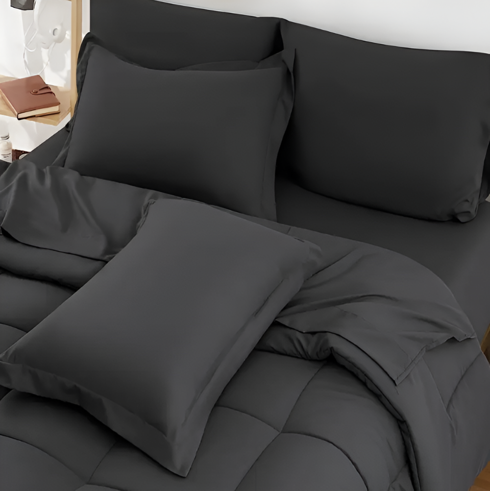 Couette unie en polyester sur un lit élégant, apportant chaleur et une touche moderne à la chambre.