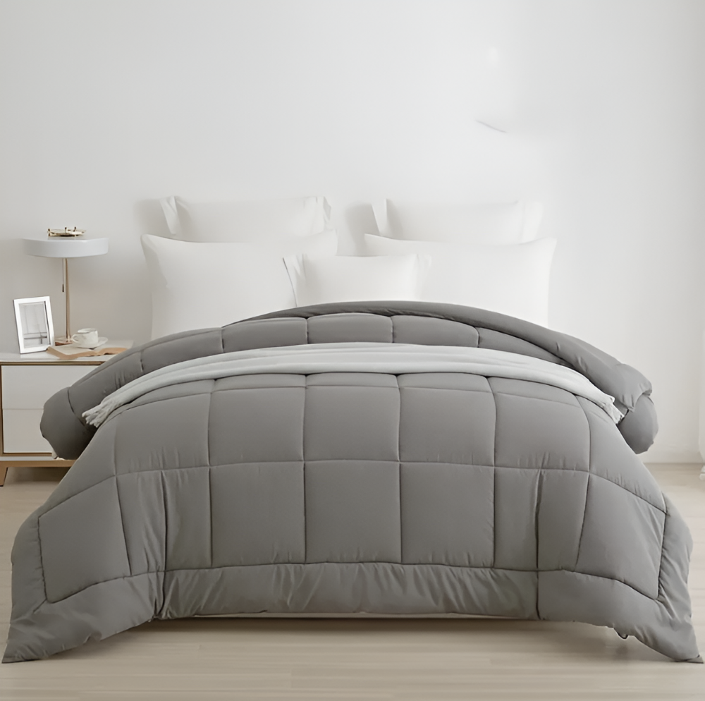 Couette en polyester unie, facile d'entretien et résistante, pour une literie impeccable et durable.