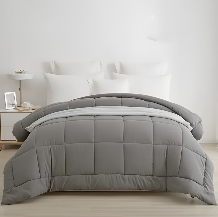 Couette en polyester unie, facile d'entretien et résistante, pour une literie impeccable et durable.