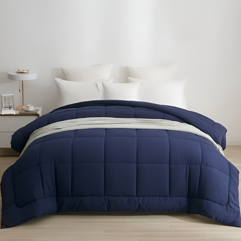 Couette unie en polyester, s'intégrant parfaitement dans une parure de lit moderne et confortable.