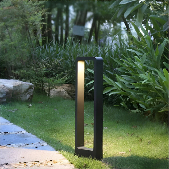 Lampe de jardin LED moderne noire, étanche IP65, parfaite pour éclairage extérieur et décoration allée.