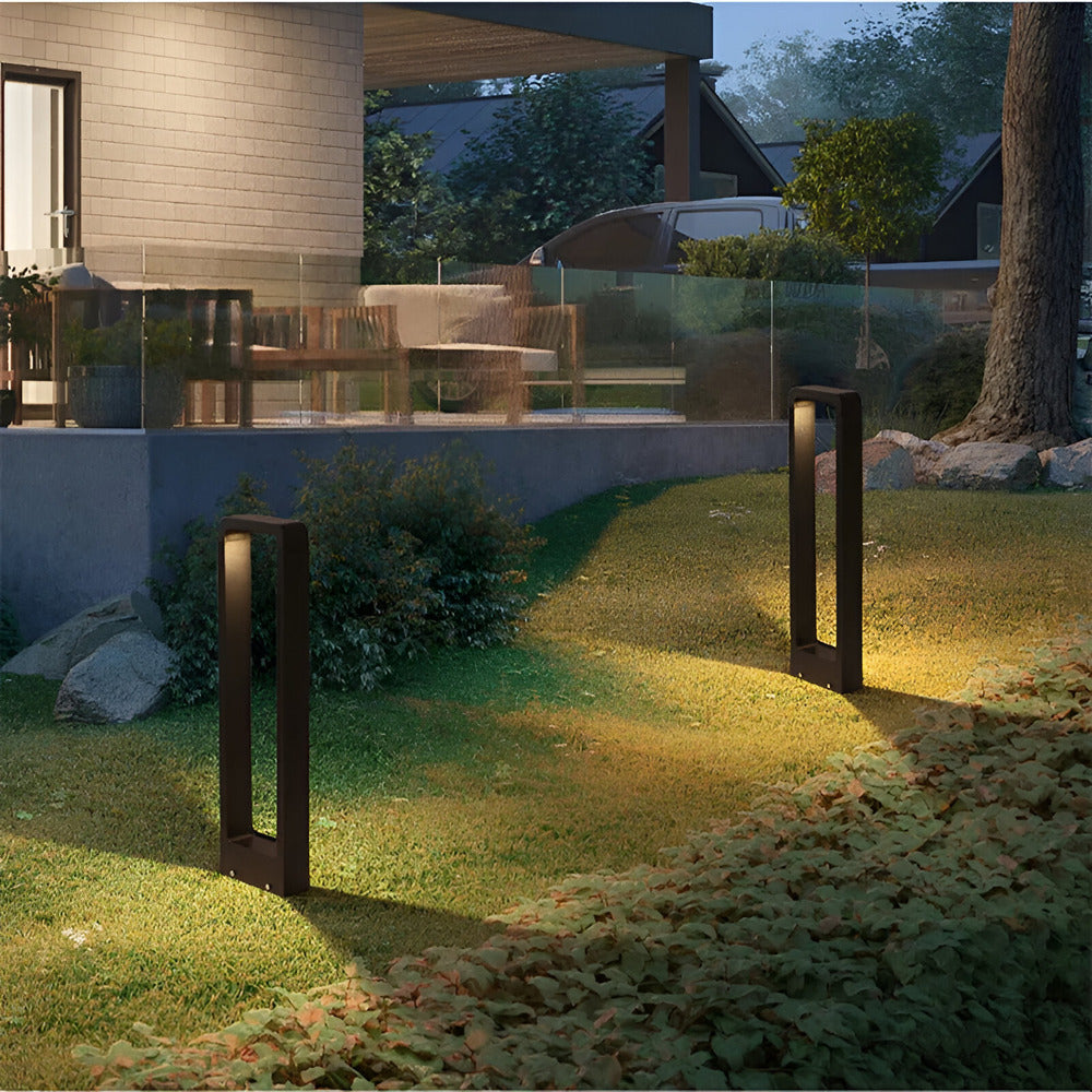 Luminaire de jardin LED noir design, idéal pour éclairage allée et chemin, résistant aux intempéries.
