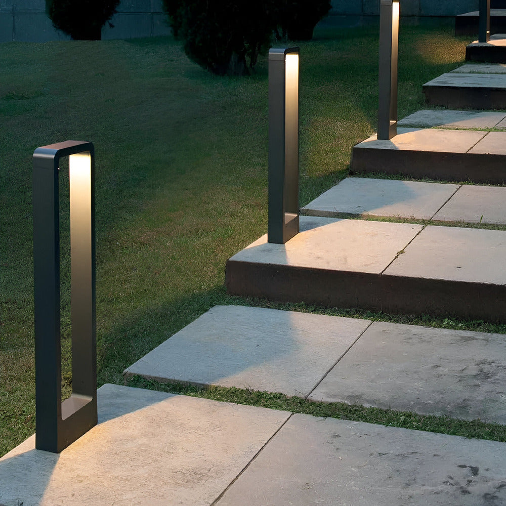 Éclairage extérieur LED étanche IP65 noir, offrant lumière jardin vive et durable pour chemins et terrasses.