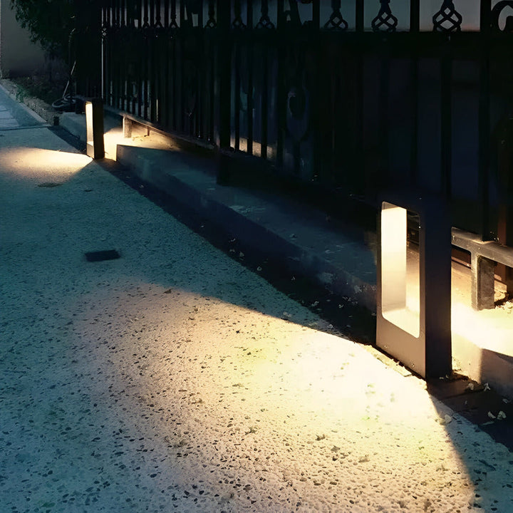 Lampadaire extérieur LED noir et étanche, crée une lumière d'ambiance pour sécuriser et embellir votre jardin.