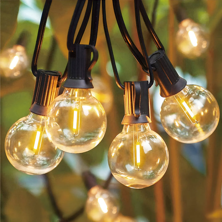 Créez une ambiance chaleureuse avec cette guirlande lumineuse LED G40 étanche pour jardin ou fête.