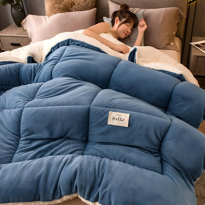 Couette polaire moelleuse pour une ambiance cosy dans la chambre, garantissant un sommeil réparateur et douillet.