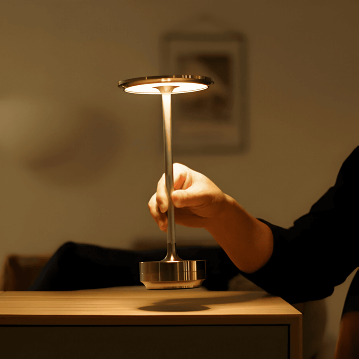Lampe de table LED sans fil tactile rechargeable, offrant une ambiance lumineuse moderne pour l'intérieur.