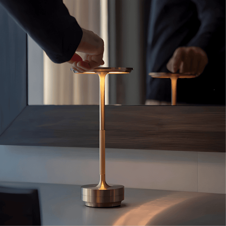 Élégante lampe de table sans fil rechargeable, avec éclairage LED tactile pour décoration contemporaine.