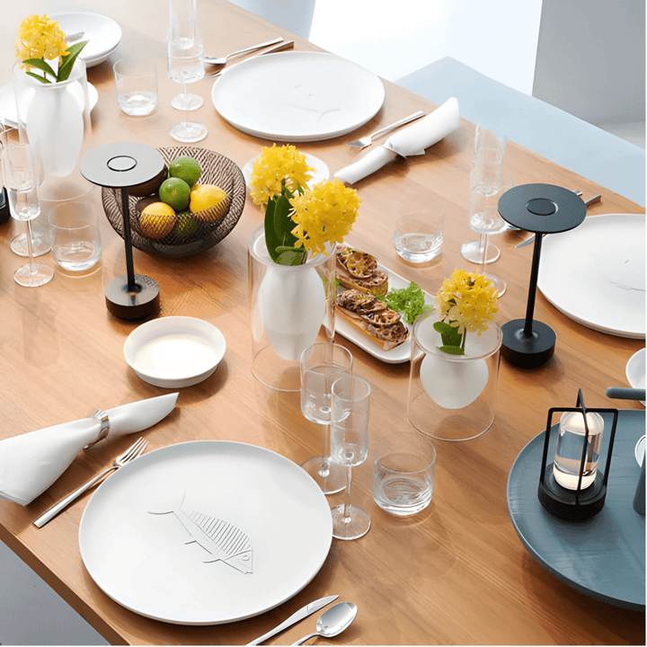 Lampe de table LED moderne pour ambiance lumineuse, design épuré, sans fil et tactile pour la décoration.