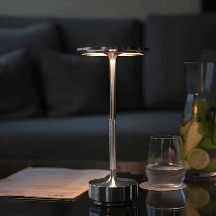 Lampe LED de table design tactile, sans fil, parfaite pour un éclairage d'ambiance moderne et pratique.