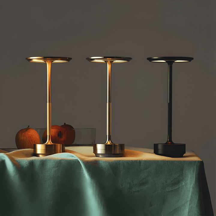 Lampe de table design, LED tactile, ambiance lumineuse douce, sans fil pour un intérieur moderne et stylé.