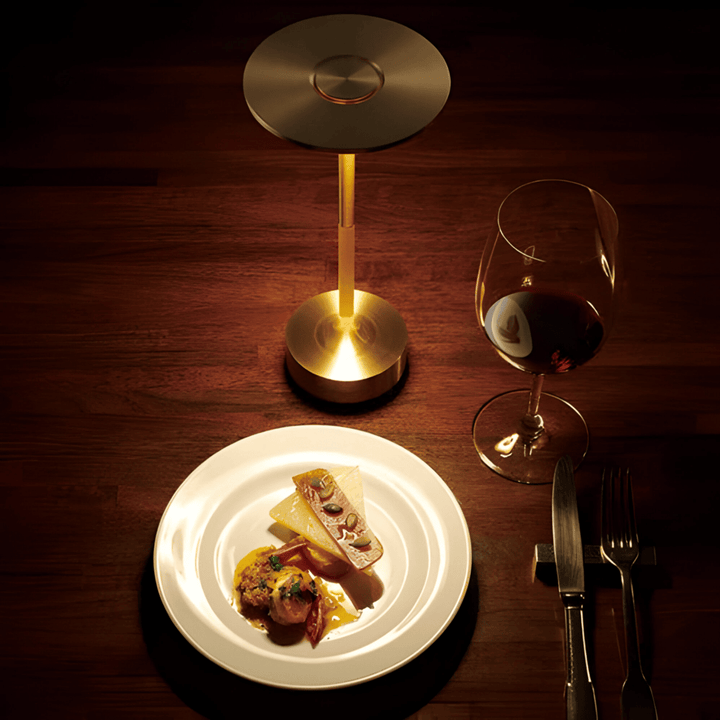 Lampe de table LED moderne et épurée, sans fil, tactile, idéale pour une décoration intérieure lumineuse.