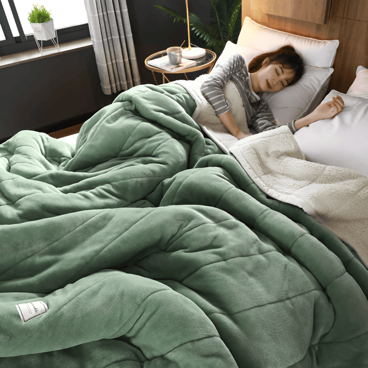 Chaleur enveloppante et toucher soyeux avec cette couverture polaire sherpa, idéale pour cocooning.