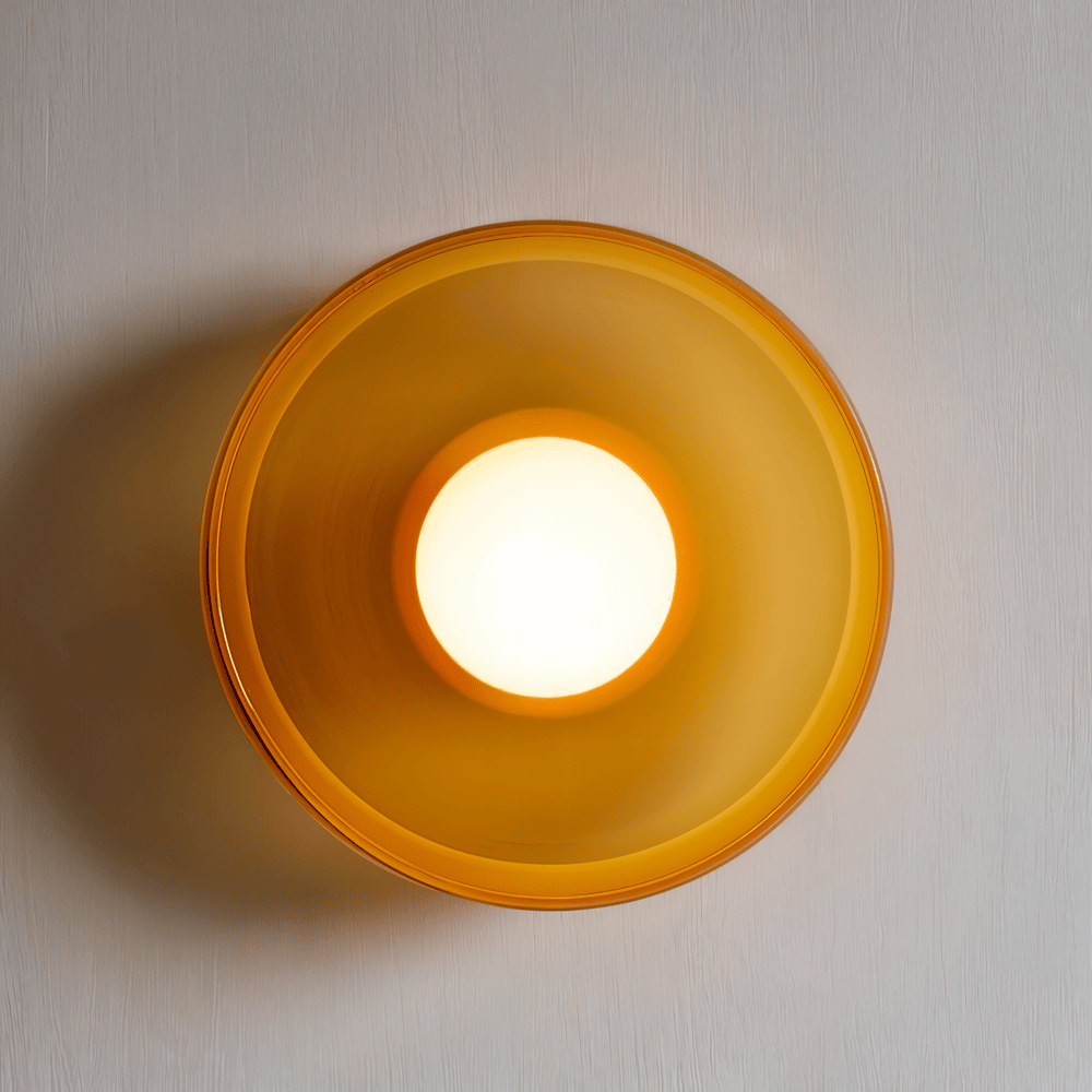 Plafonnier Nordic pour chambre, éclairage doux orange, style contemporain chic.