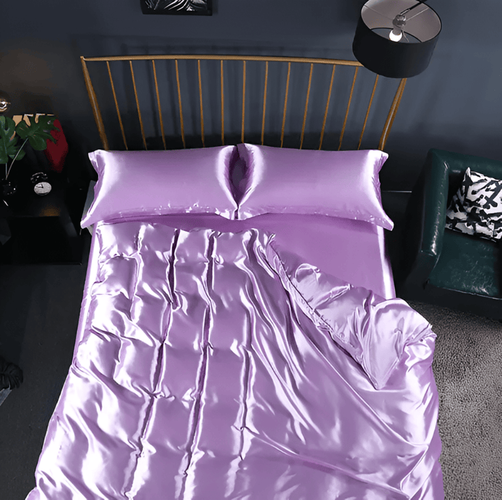 Confort supérieur: housse de couette en soie de mûrier et taies, literie douce et premium.