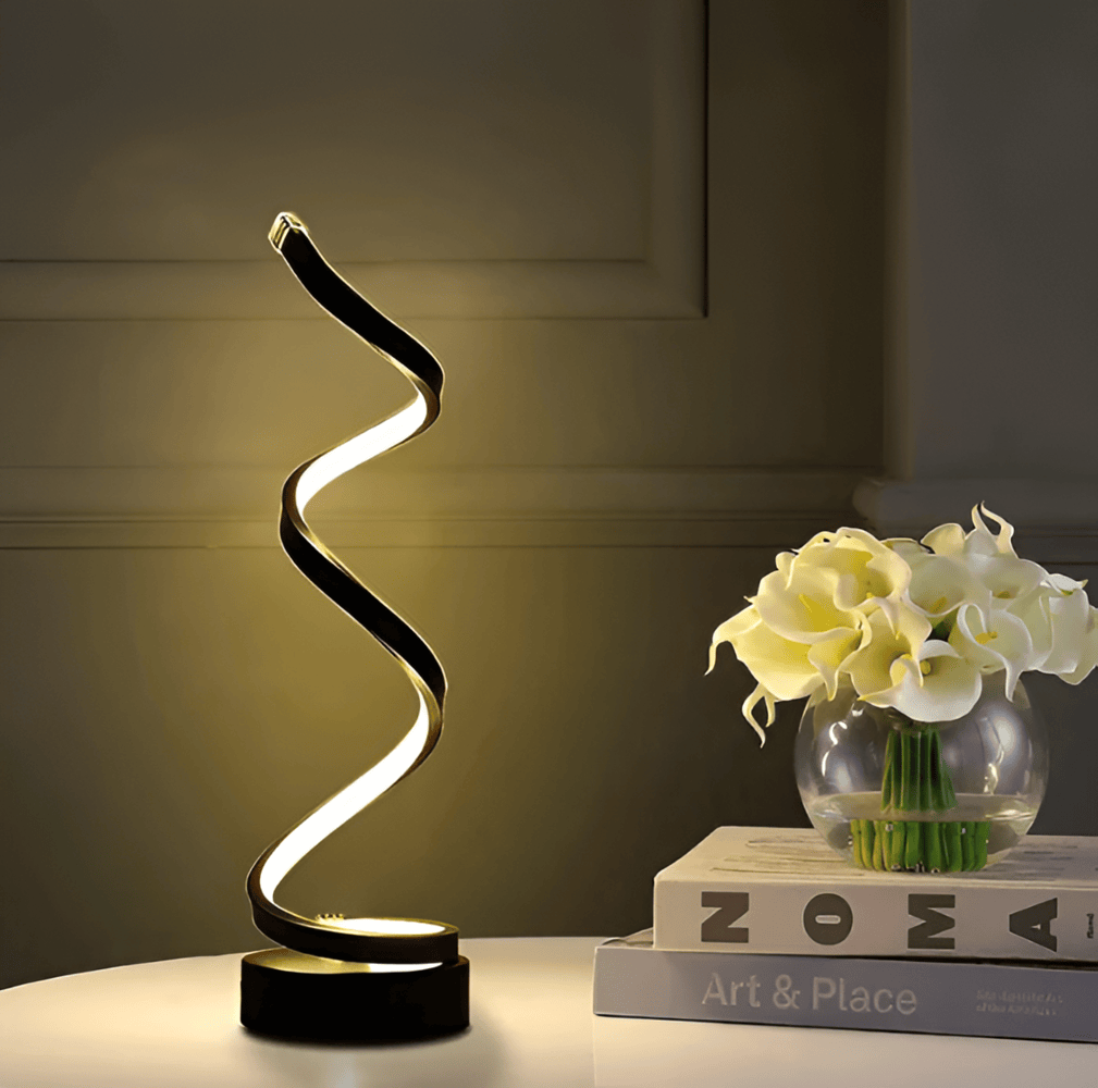 Lampe en aluminium design spirale, éclairage LED moderne et économe, activation tactile intuitive.