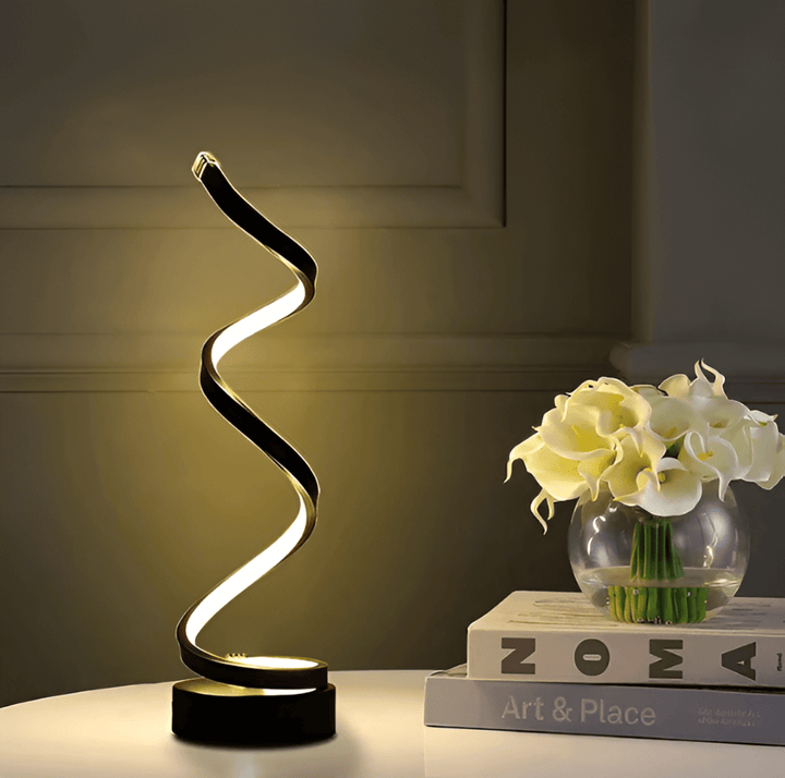 Lampe en aluminium design spirale, éclairage LED moderne et économe, activation tactile intuitive.