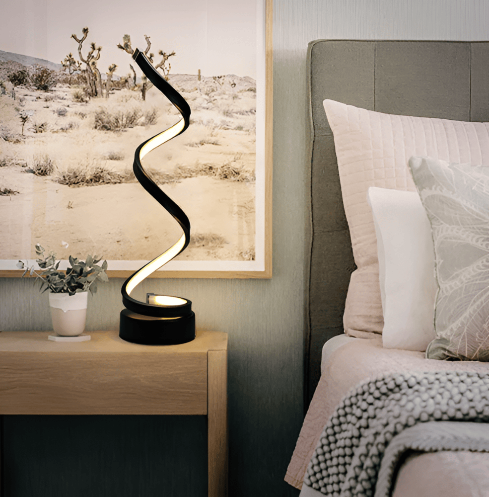 Lampe de table LED tactile spirale, design minimaliste et aluminium, parfaite pour chevet ou console.