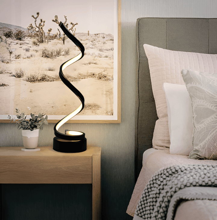 Lampe de table LED tactile spirale, design minimaliste et aluminium, parfaite pour chevet ou console.