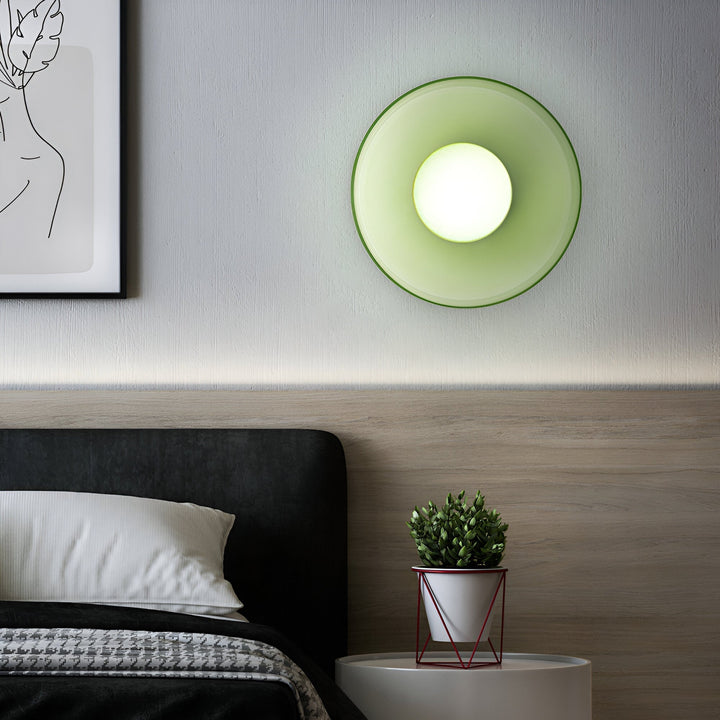 Plafonnier moderne rond LED, lumière chaleureuse pour toute pièce, design soigné.