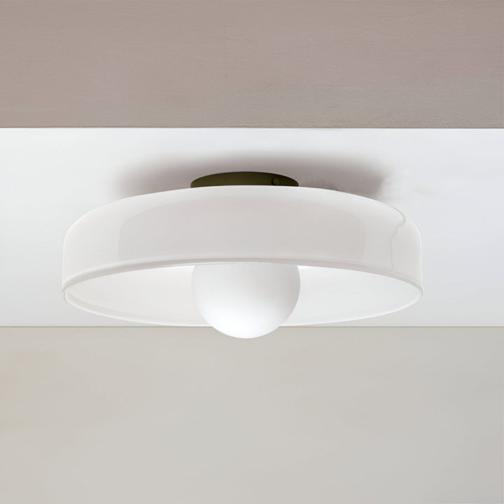 Plafonnier LED rond, lumière douce et économe, style contemporain épuré.