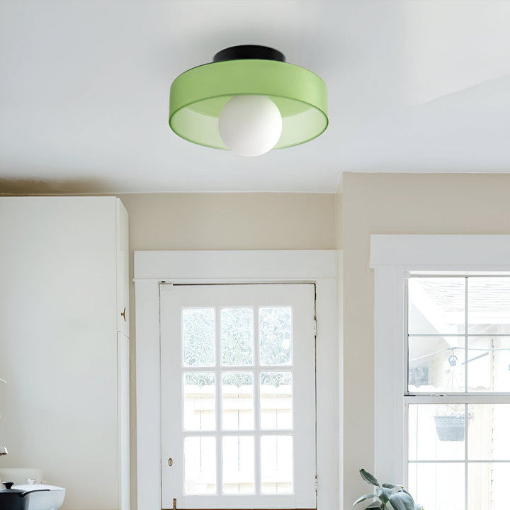 Plafonnier LED scandinave rond, éclairage doux pour une décoration intérieure chic.