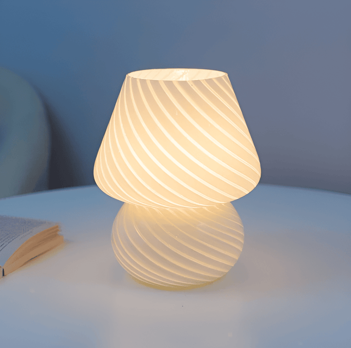 Éclairage design vintage, lampe champignon en verre soufflé rayé pour intérieur, ambiance unique.