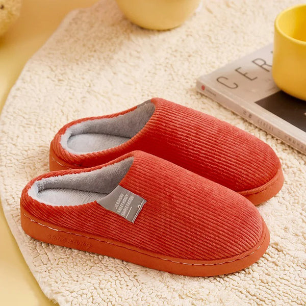 Chaussons peluche doux pour femmes, offrant confort optimal et soutien orthopédique ergonomique à la maison.