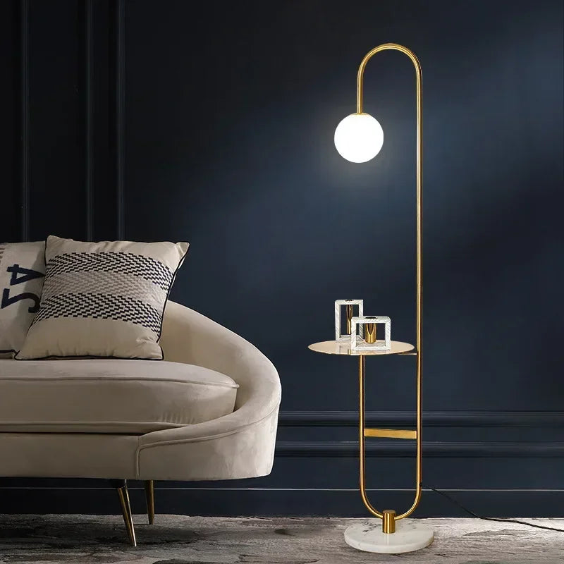 Lampe sur pied noire avec table d'appoint ronde, parfaite pour lecture et pose dans un intérieur moderne et cosy.