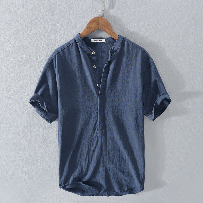 Chemise homme en lin à manches courtes, légère et respirante, idéale pour un look estival décontracté.