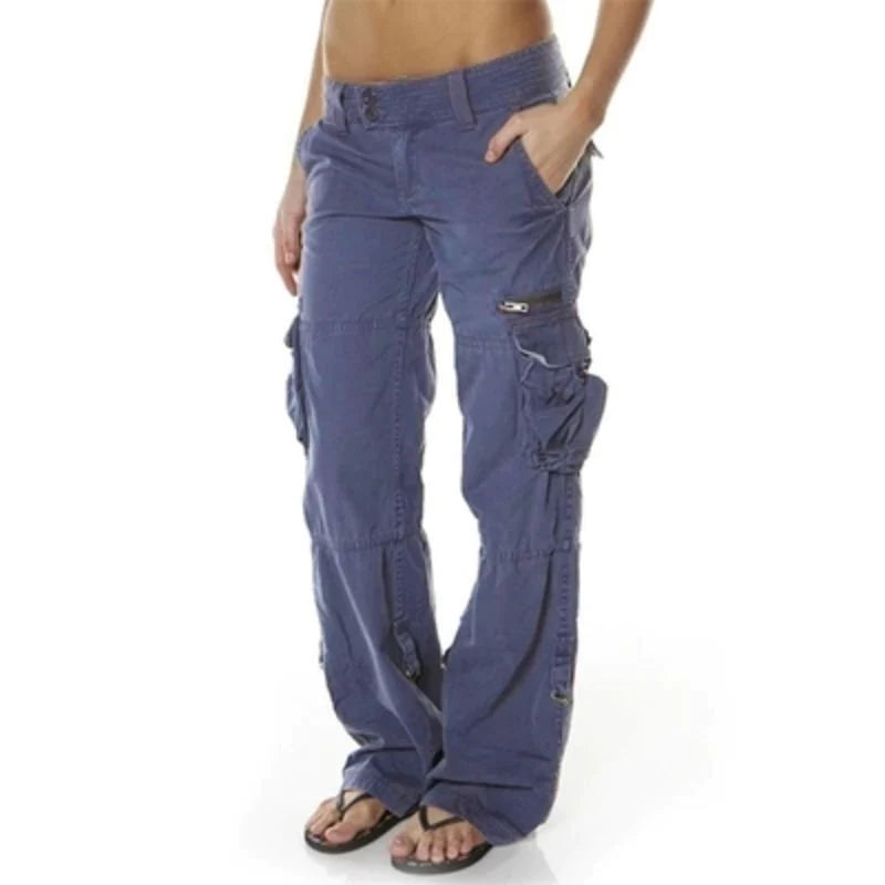 Femme portant un pantalon cargo Véra avec de grandes poches latérales, idéal pour le confort au quotidien.