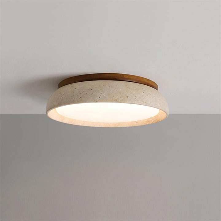 Luminaire de plafond moderne en travertin, apporte une touche naturelle au design contemporain.
