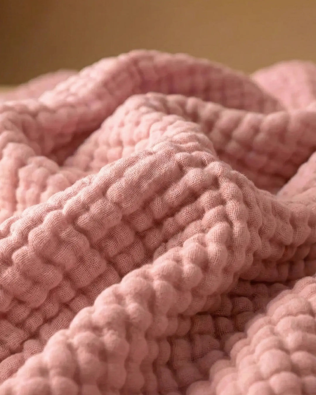 Plaid en mousseline de coton, confort naturel et aéré pour canapé, parfait pour la détente.