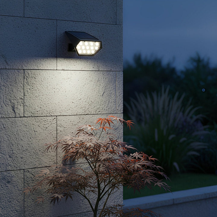 Projecteur solaire LED autonome et économe. Éclairage extérieur IP68 pour jardin et terrasse. Lumière puissante.