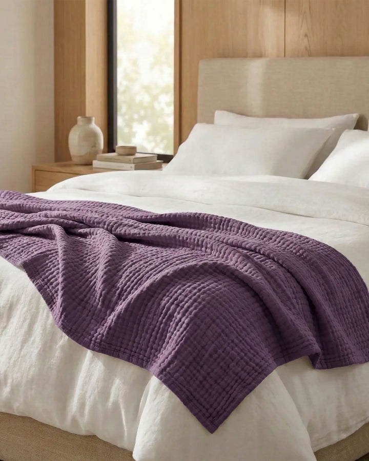 Plaid en mousseline de coton, respirant et doux, idéal pour un confort naturel et élégant.
