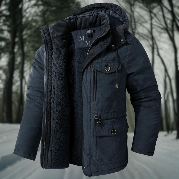 Veste homme chaude pour l'hiver, tissu résistant, capuche ajustable et poches fonctionnelles pour le quotidien.
