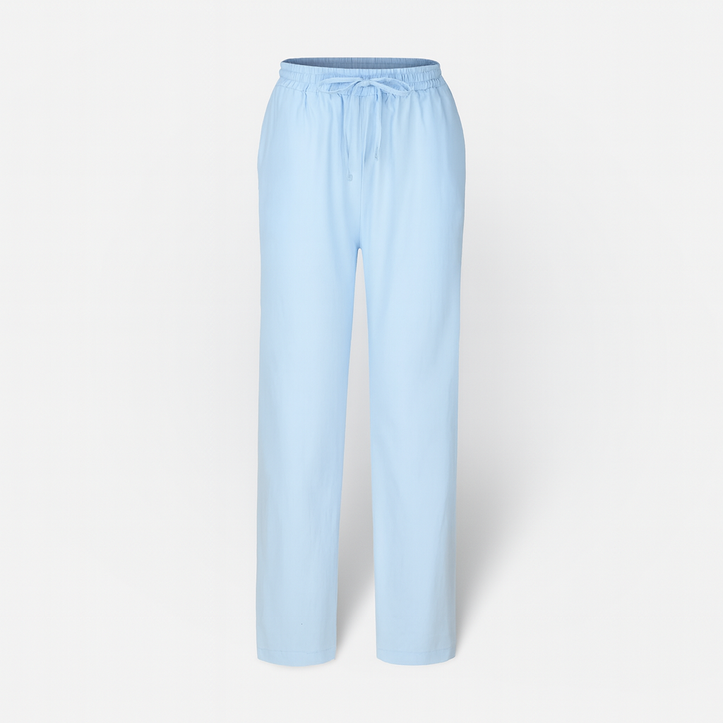Femme portant un pantalon en coton et lin fluide et décontracté, marchant avec style et confort.
