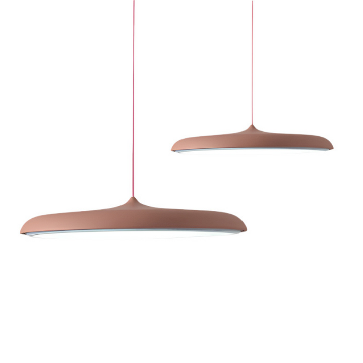 Suspension LED moderne et élégante pour salle à manger, design contemporain, éclairage intérieur chaleureux.
