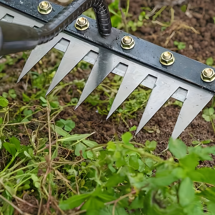 Jardinier utilise râteau robuste en acier pour désherber rapidement et efficacement son jardin potager.