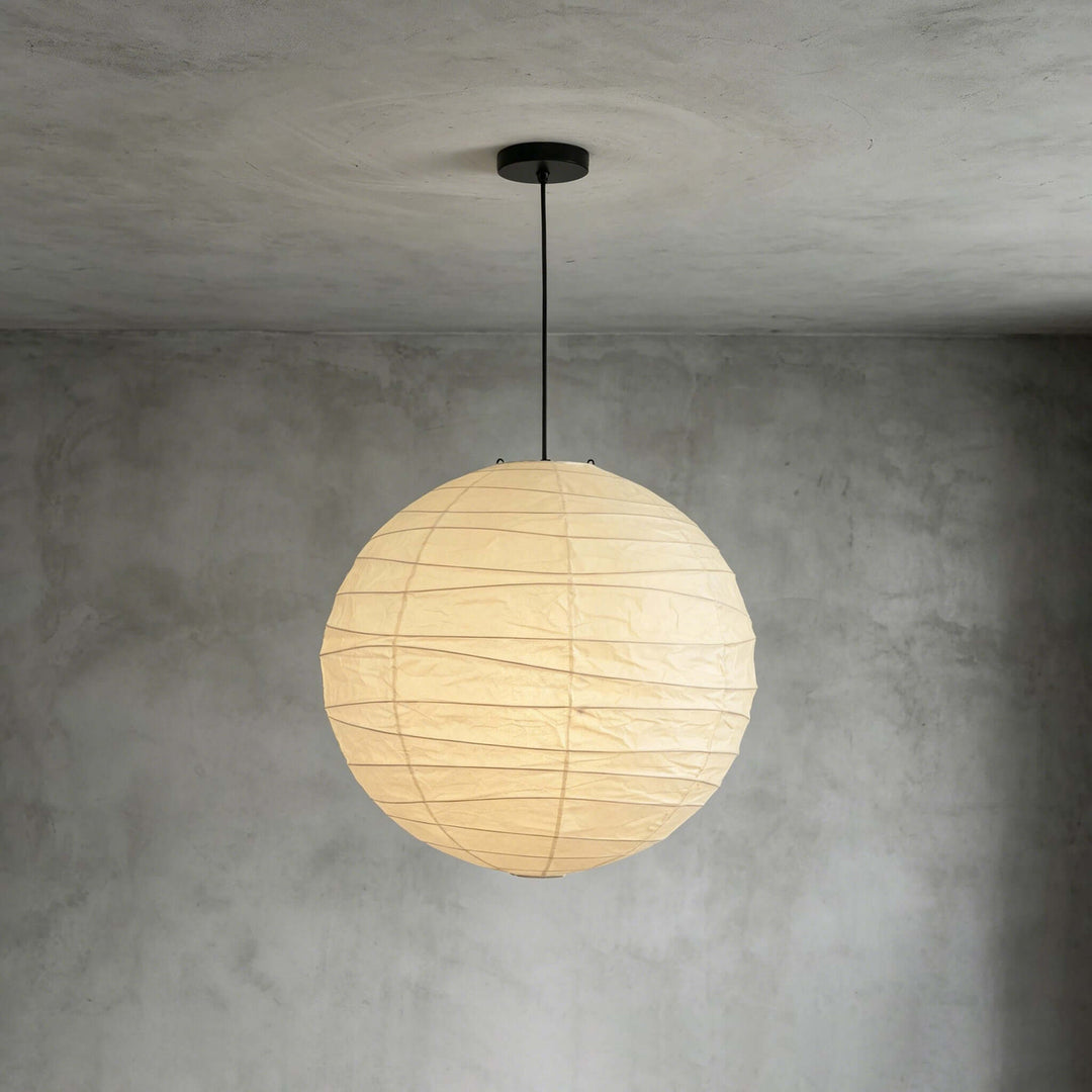 Luminaire suspension beige moderne, abat-jour en tissu, idéal pour éclairer élégamment salon ou salle à manger.