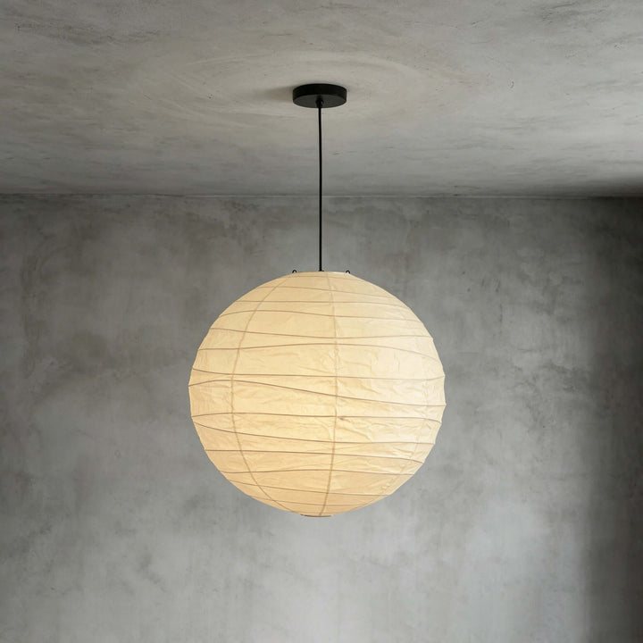 Luminaire suspension beige moderne, abat-jour en tissu, idéal pour éclairer élégamment salon ou salle à manger.