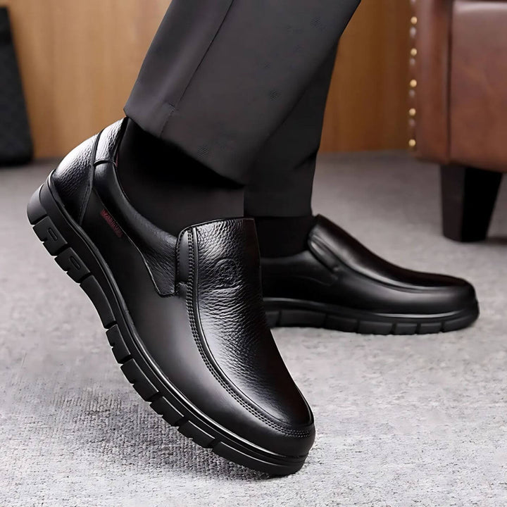 Chaussures orthopédiques à enfiler pour hommes, confort optimal, design élégant et soutien du pied.